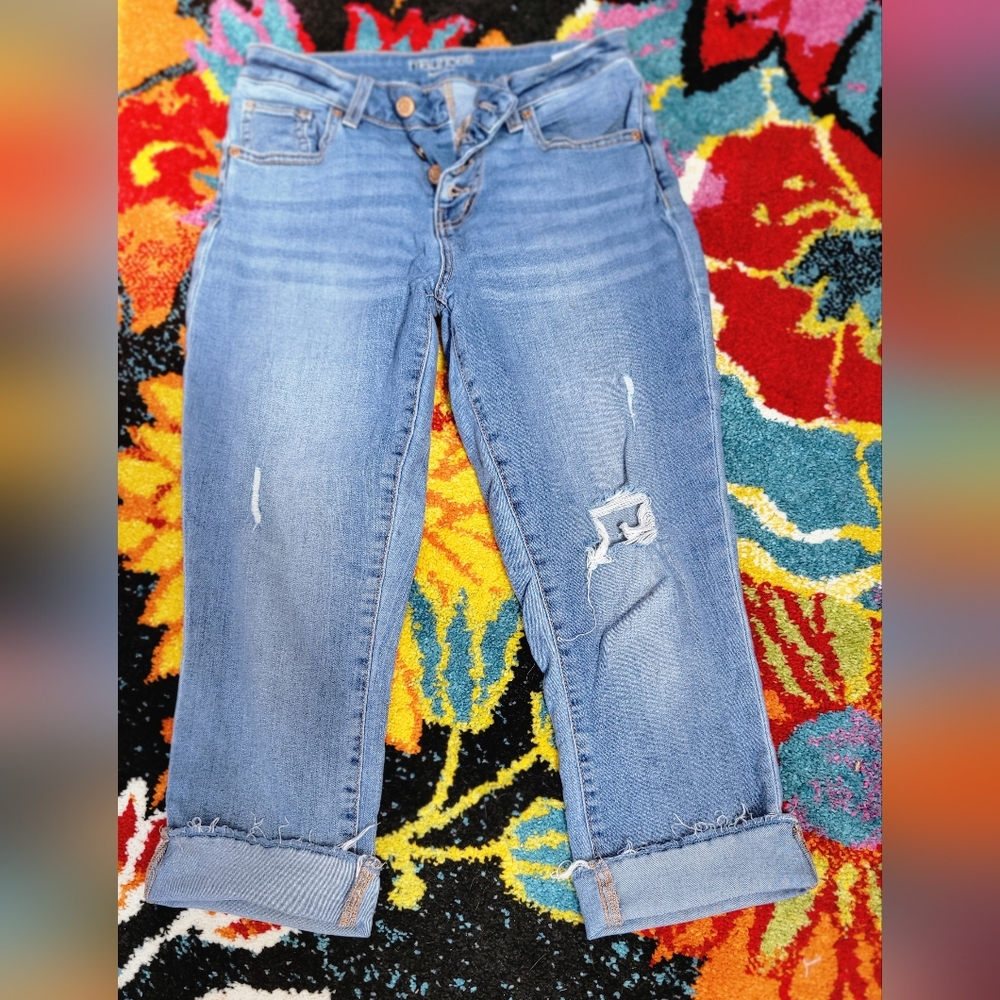 Maurices mid rise capri button fly size 4